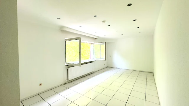 Helles Wohnzimmer mit zwei geöffneten Fenstern